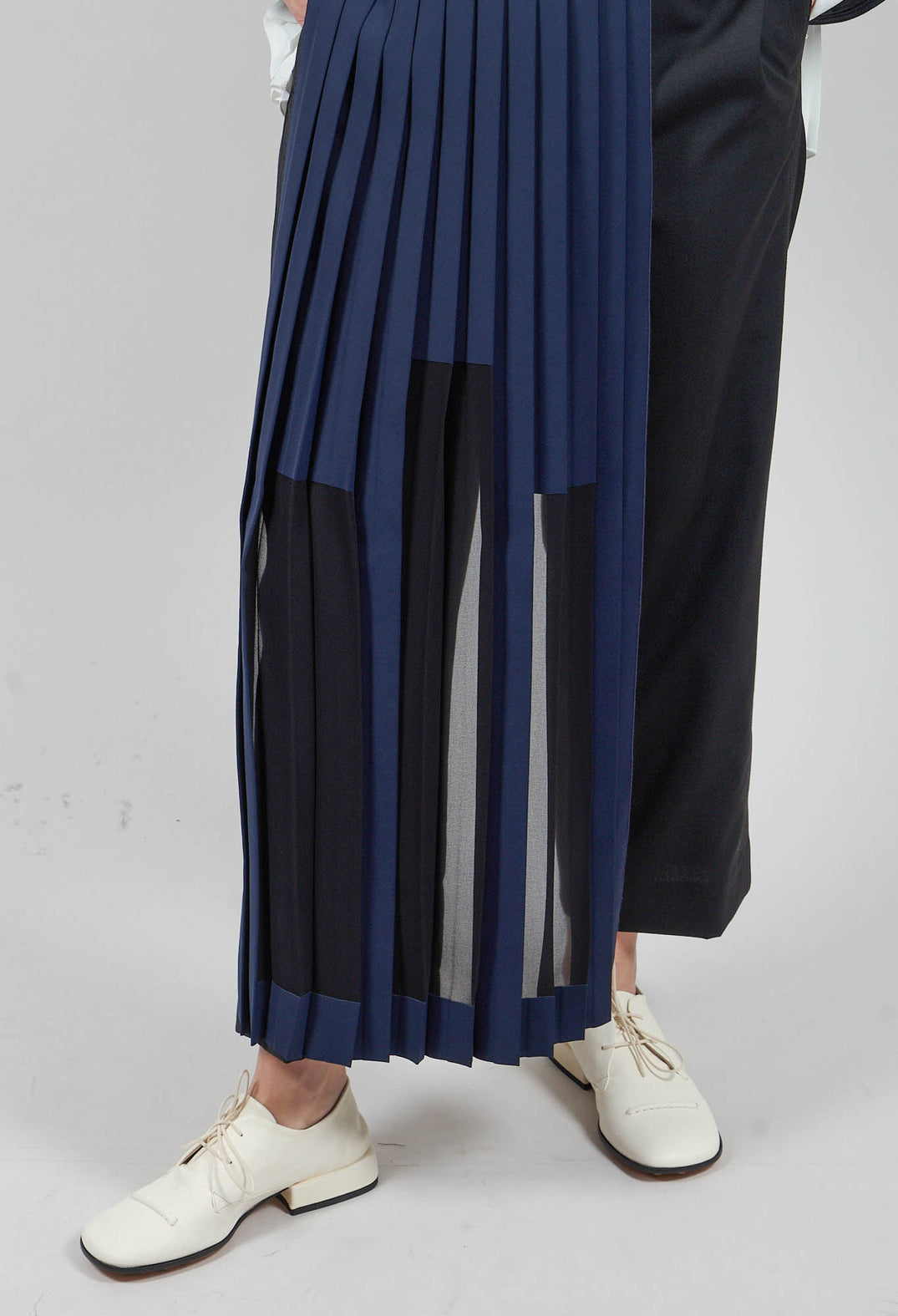 Monteurano Trousers in Nero