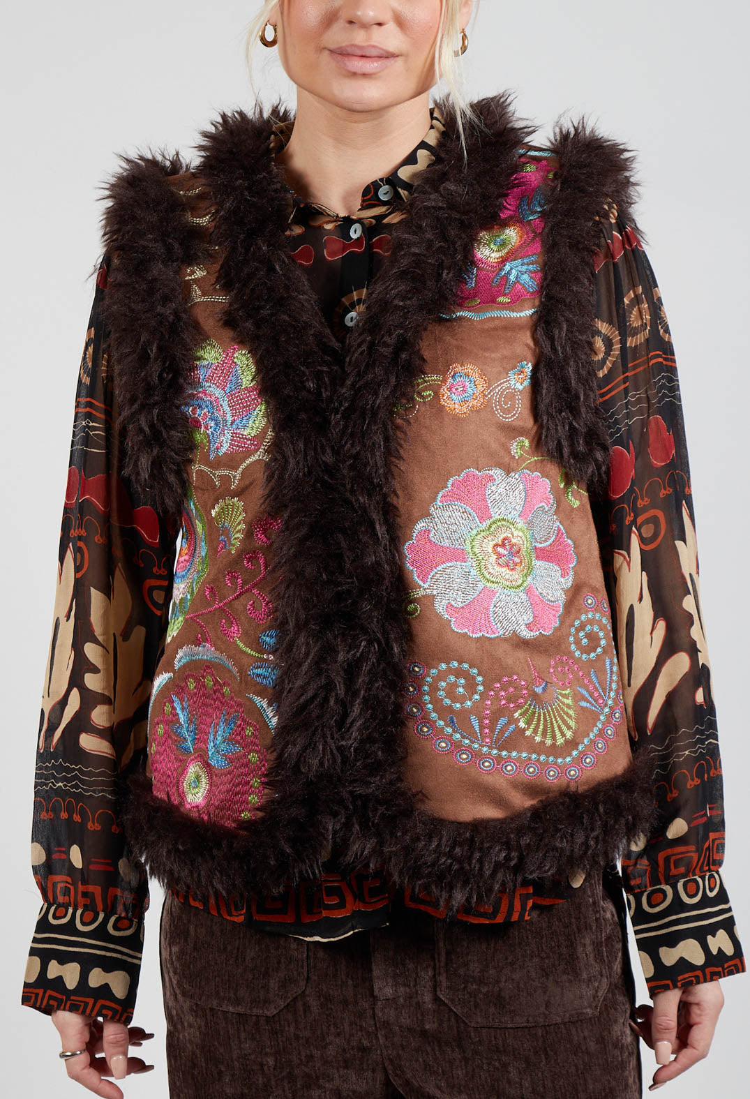 Lavina Gillet in Marron