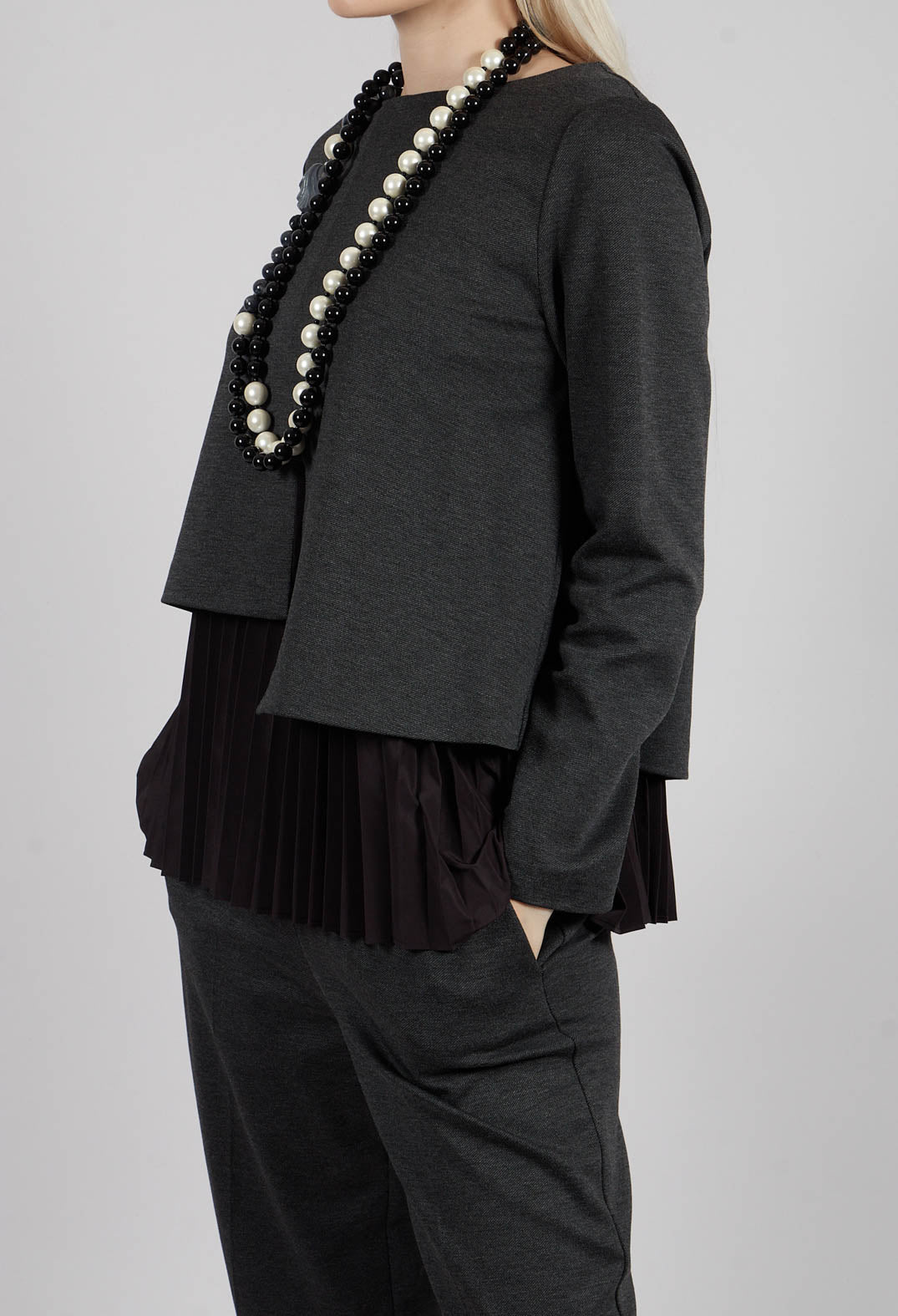 Pleated Top with Overlay in Antracite and Nero