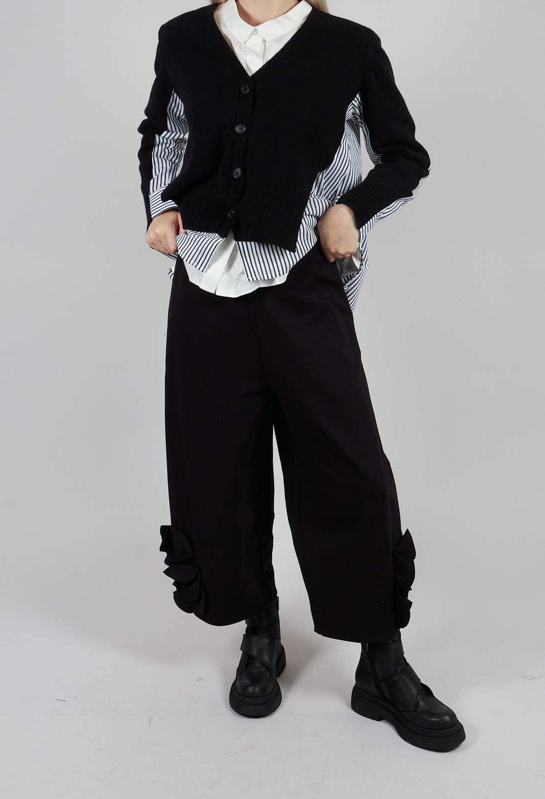 Cropped Trousers with Embellishment Detail in Nero