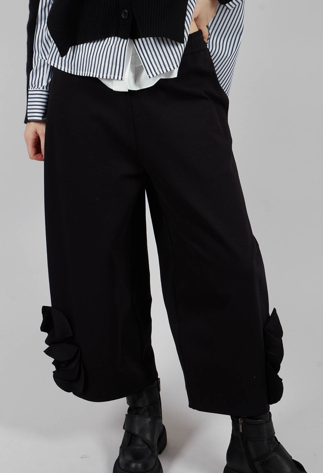 Cropped Trousers with Embellishment Detail in Nero