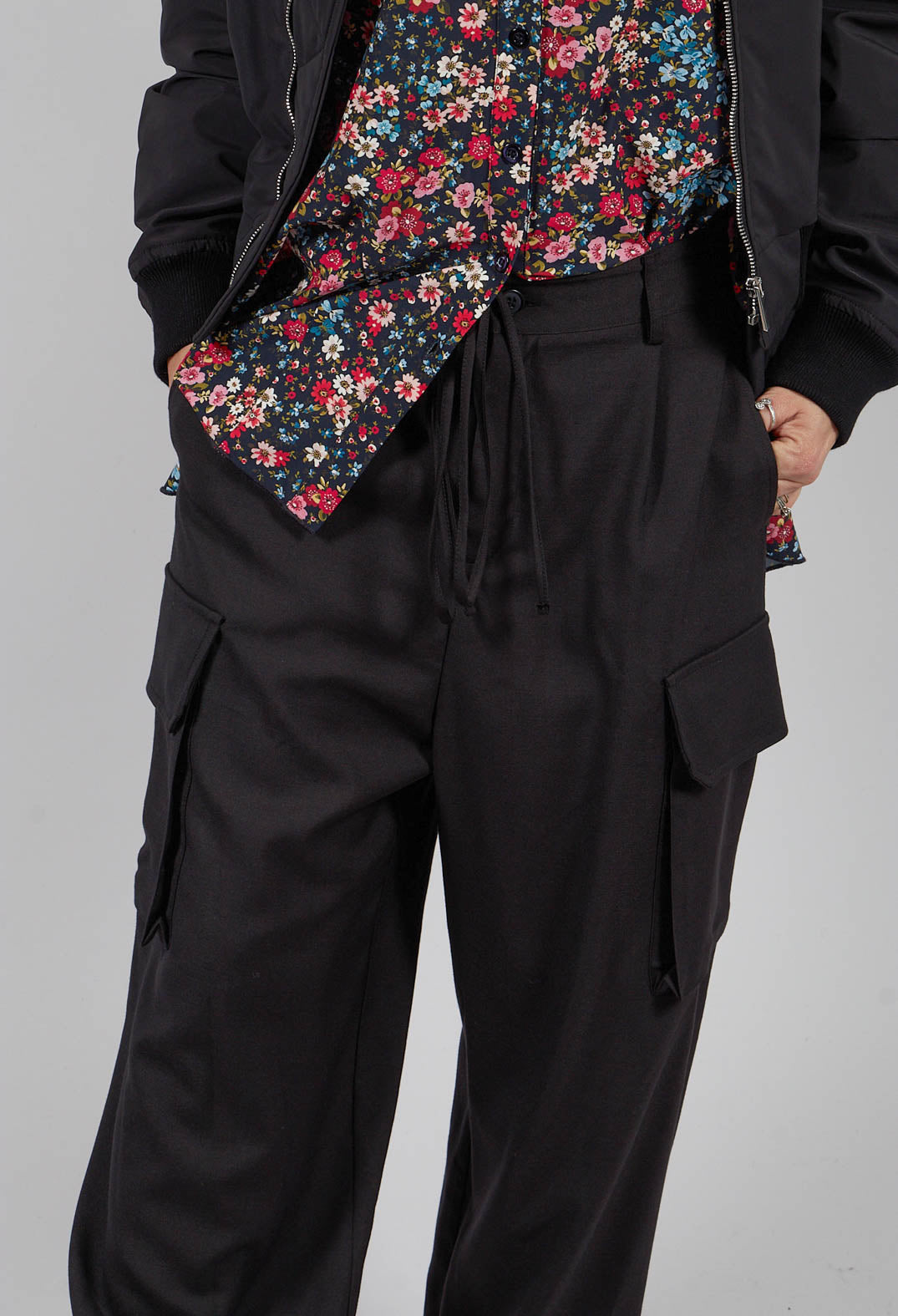 Lightweight Cargo Trousers in Nero