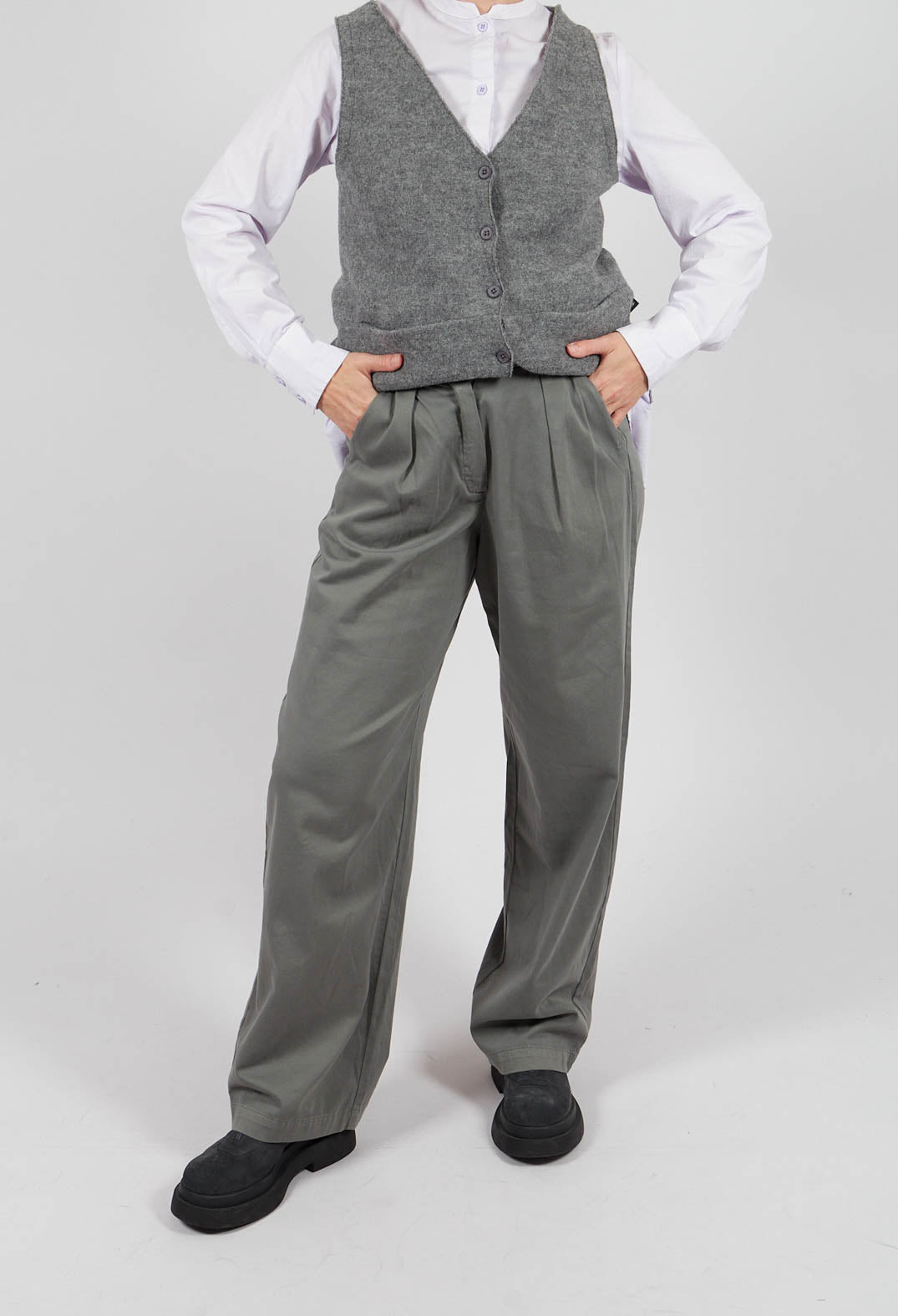 Koniso Trousers in Anthra