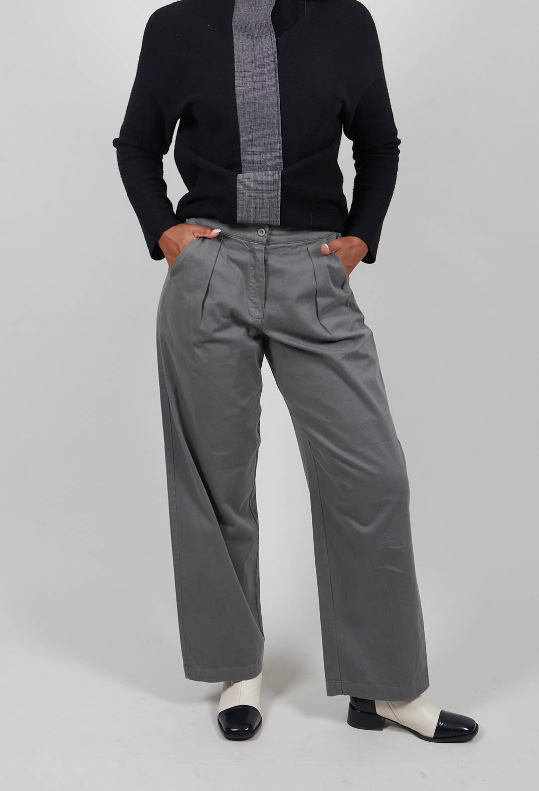 Koniso Trousers in Anthra