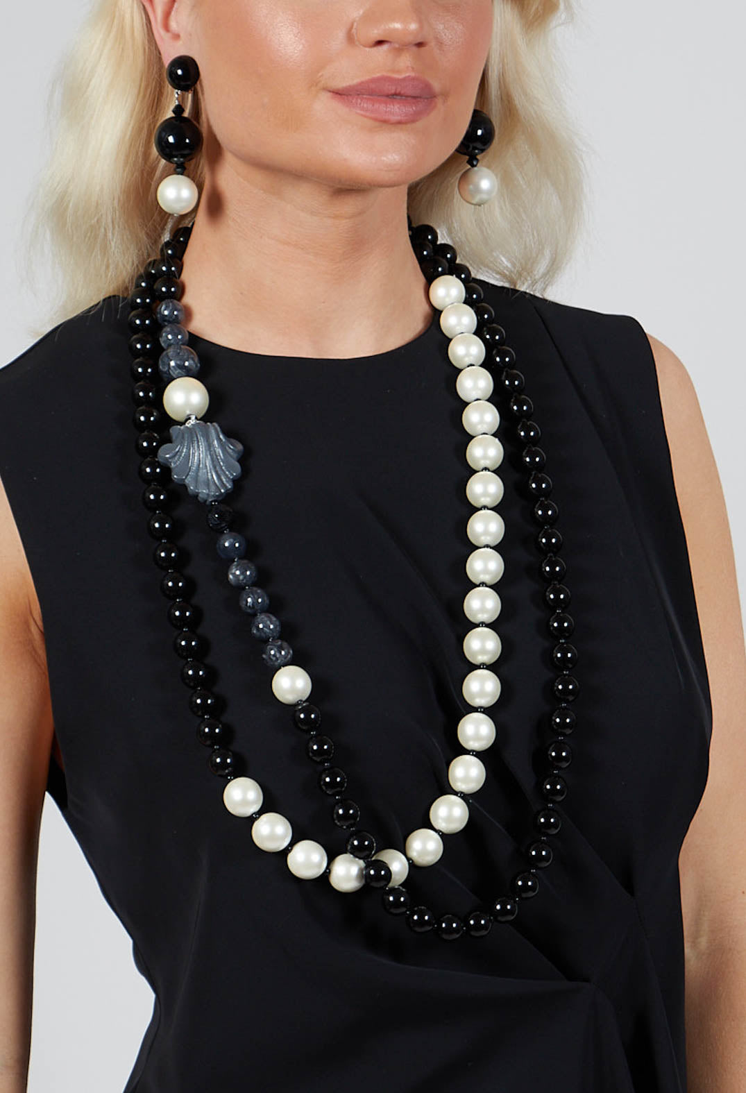 Long Necklace in Deco Black