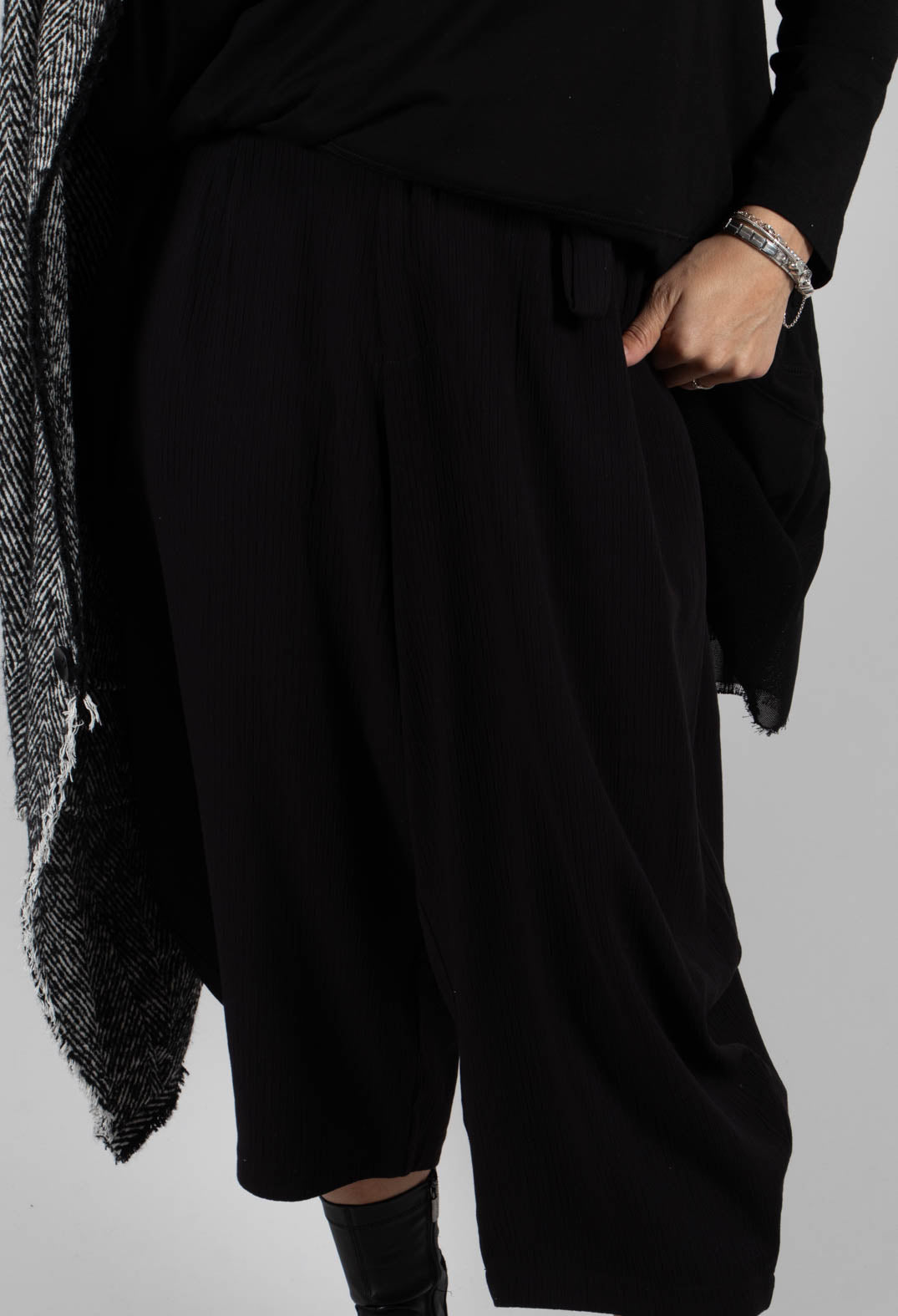 Crepe Texture Trousers in Black