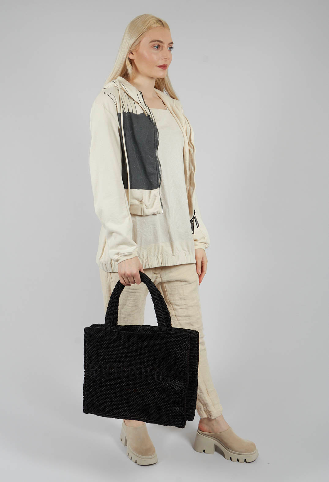 Medium Raffia in Black