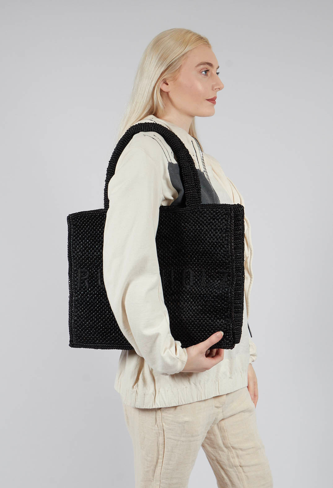 Medium Raffia in Black