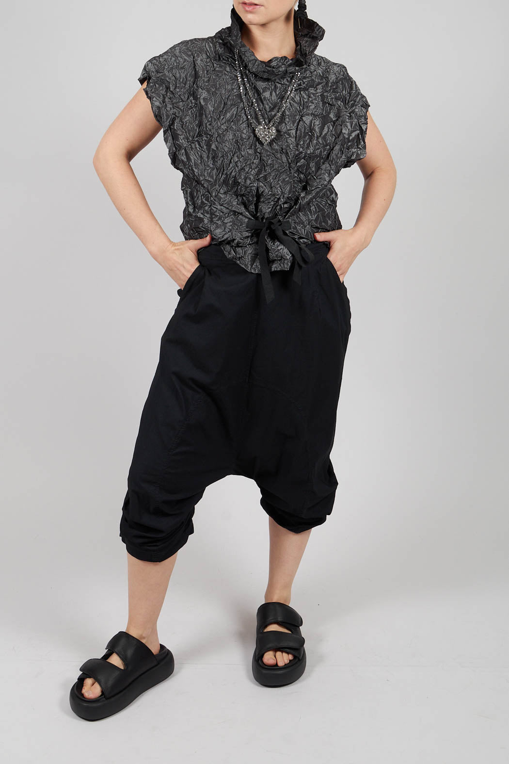 Gathered Hem Cropped Trousers in Black