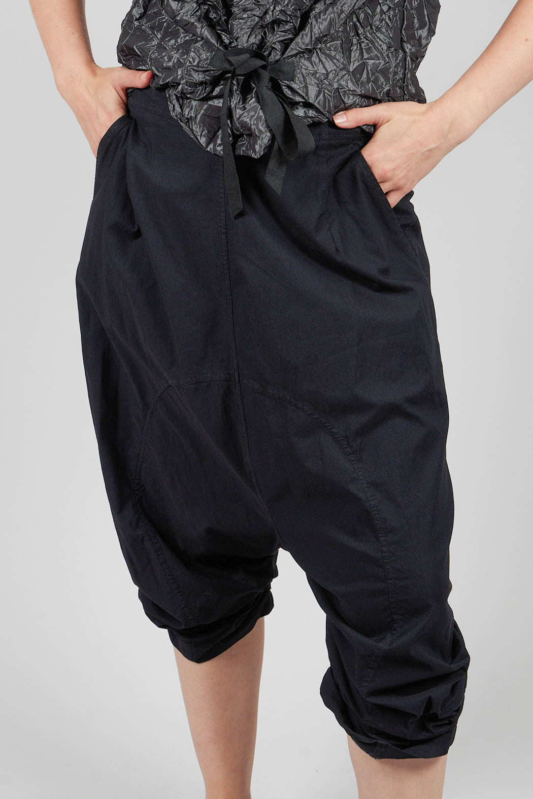 Gathered Hem Cropped Trousers in Black