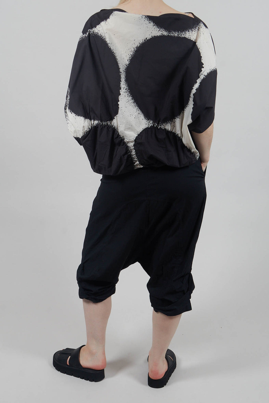 Gathered Hem Cropped Trousers in Black