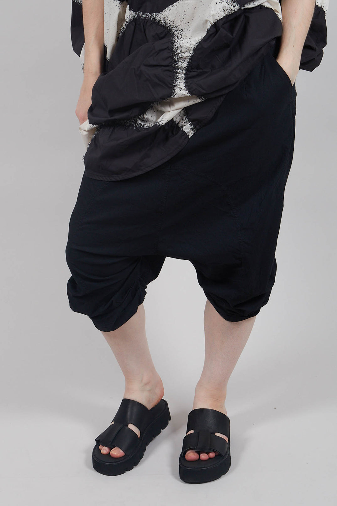 Gathered Hem Cropped Trousers in Black