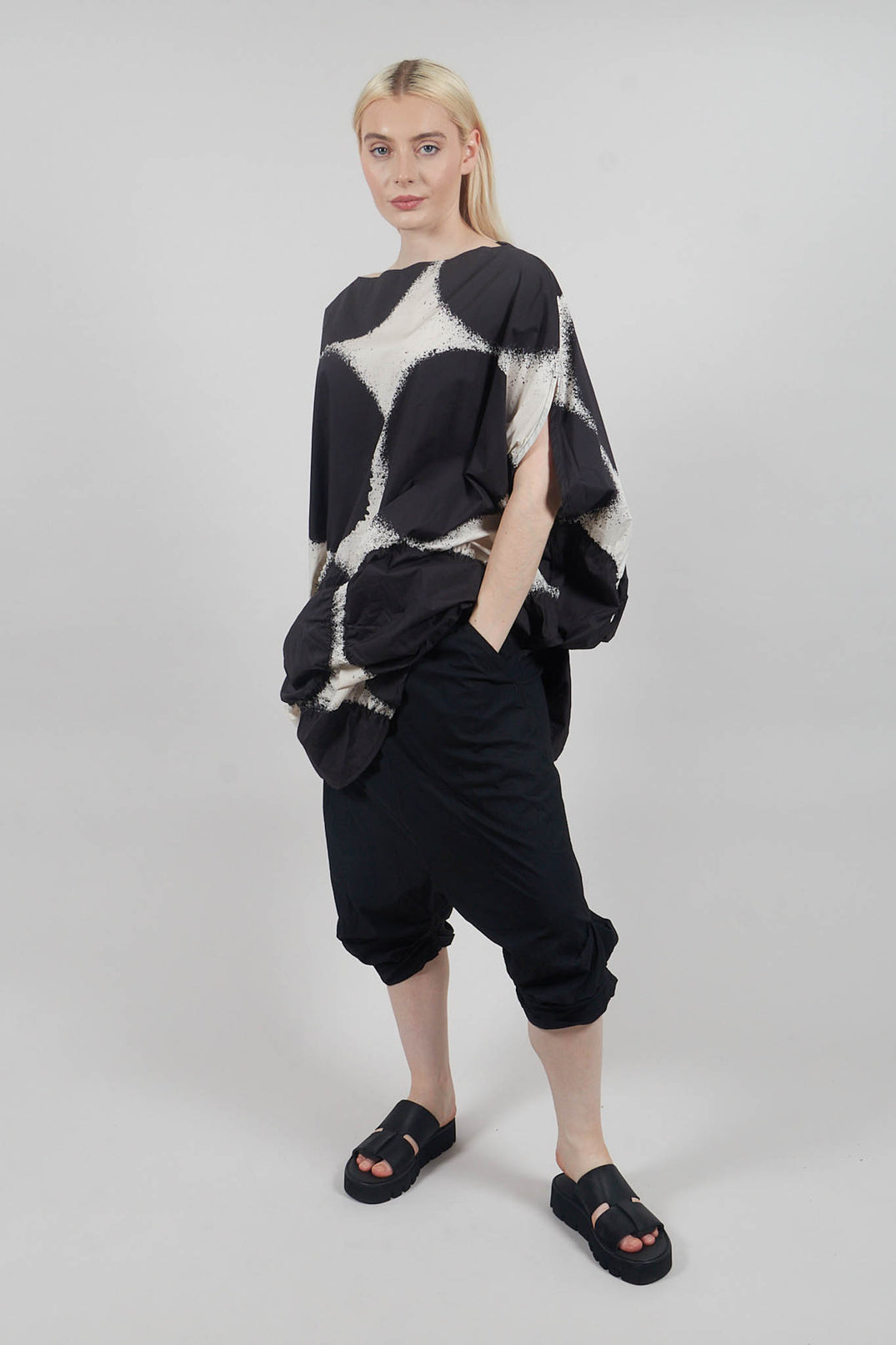 Gathered Hem Cropped Trousers in Black