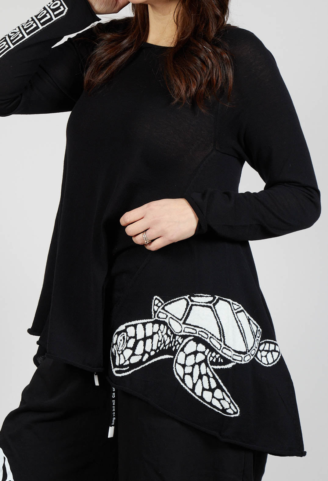 Lightweight Pullover in Black Offwhite