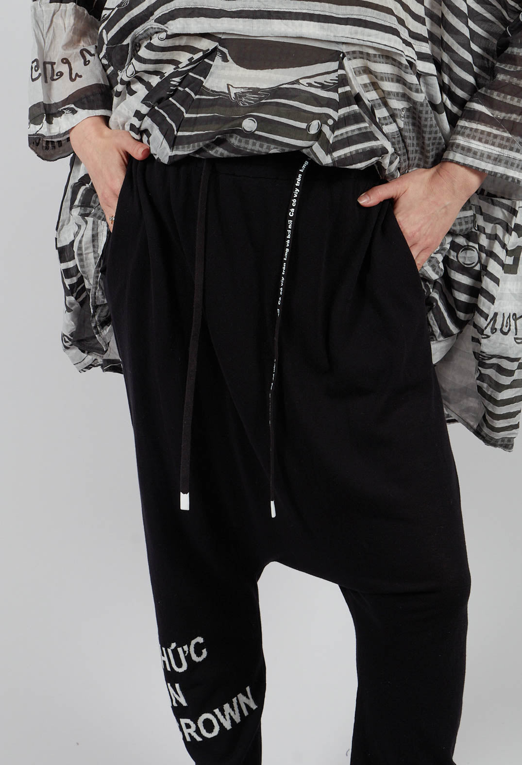 Lightweight Knitted Trousers in Black Offwhite