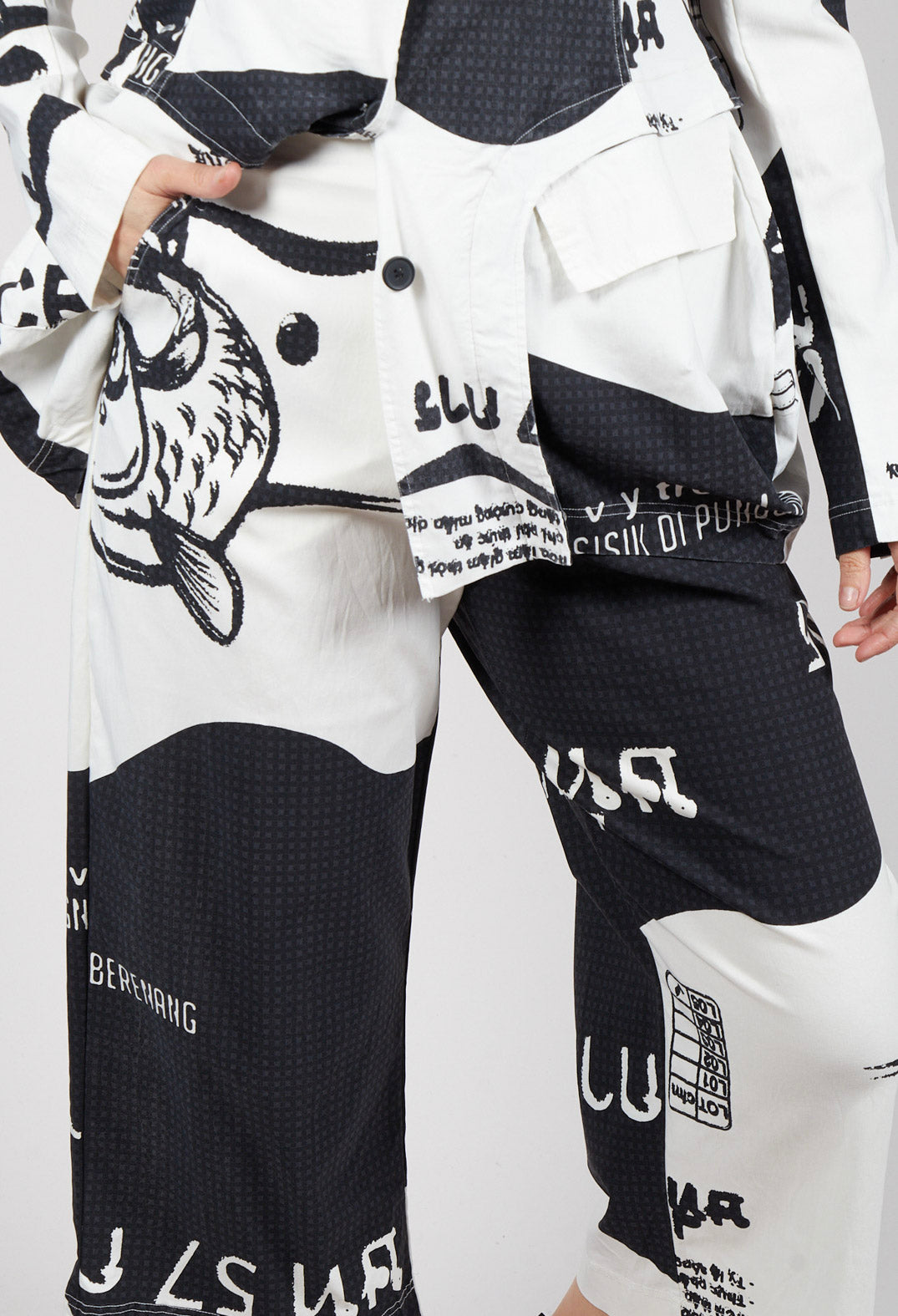 Cropped Pull On Wide Leg Trousers in Black Print