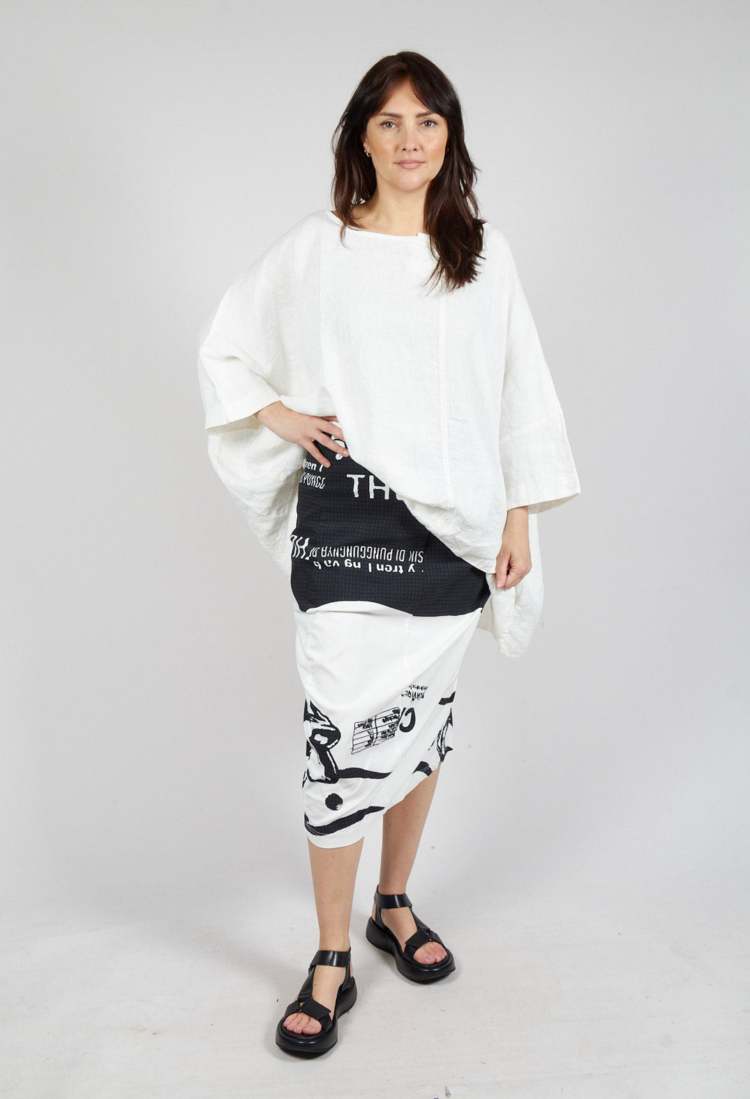Pull On Curved Hem Pencil Skirt in Black Print