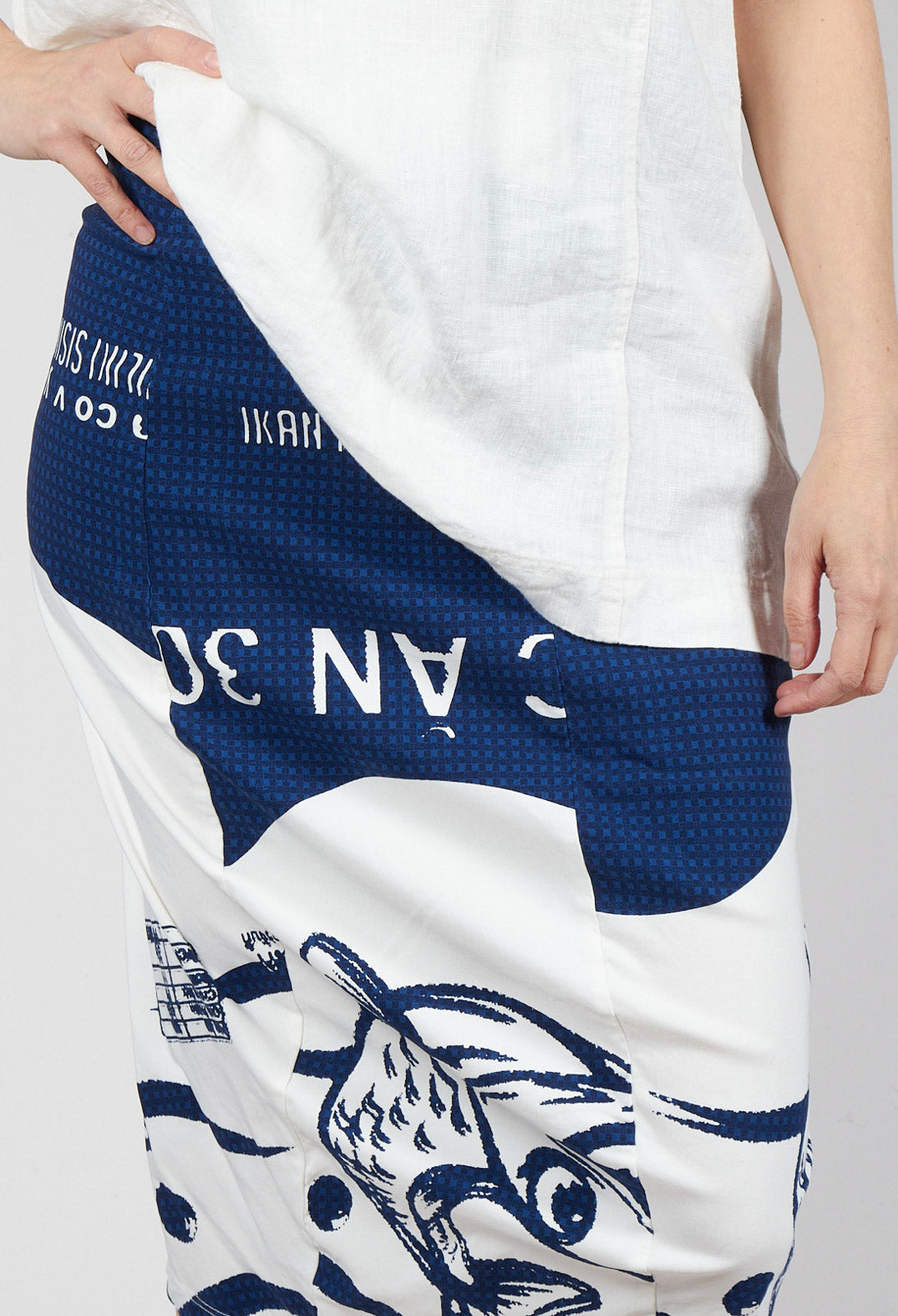 Pull On Curved Hem Pencil Skirt in Navy Print