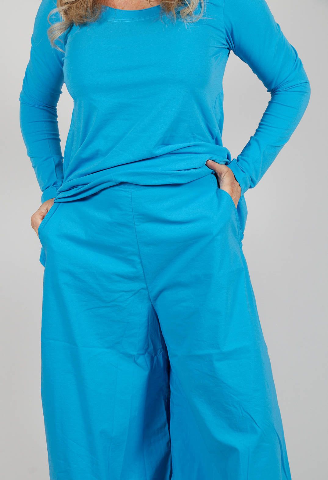 Cropped Balloon Trousers in Malibu