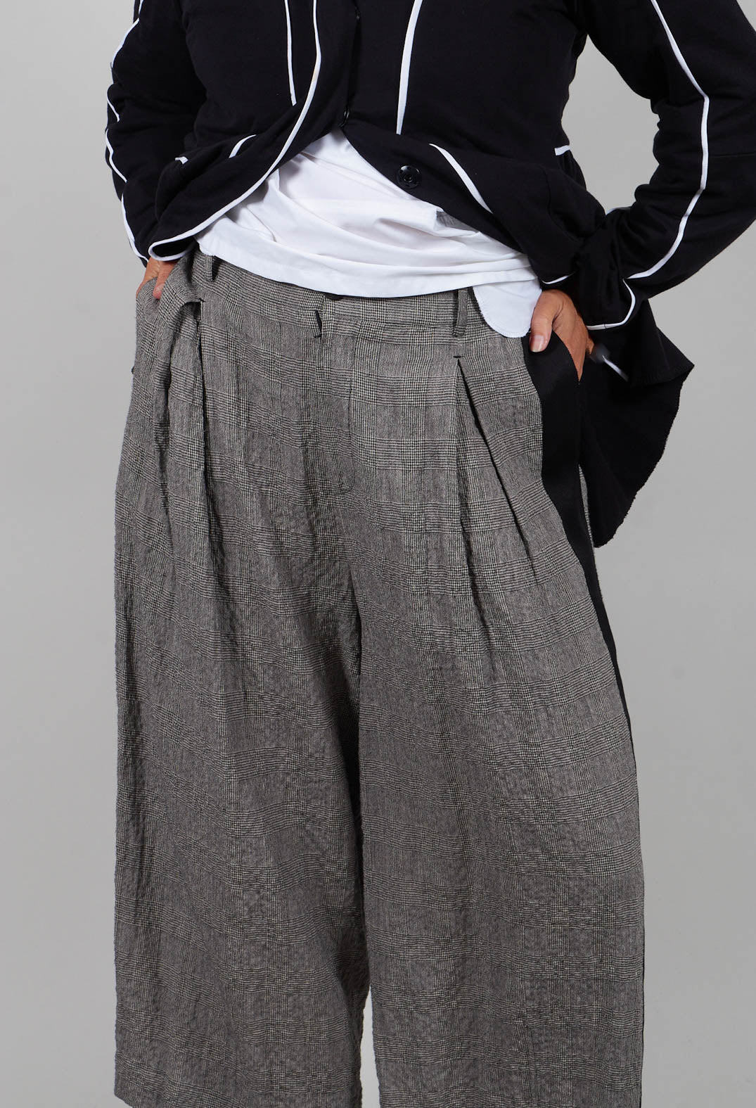 Cropped Trousers in Black and White
