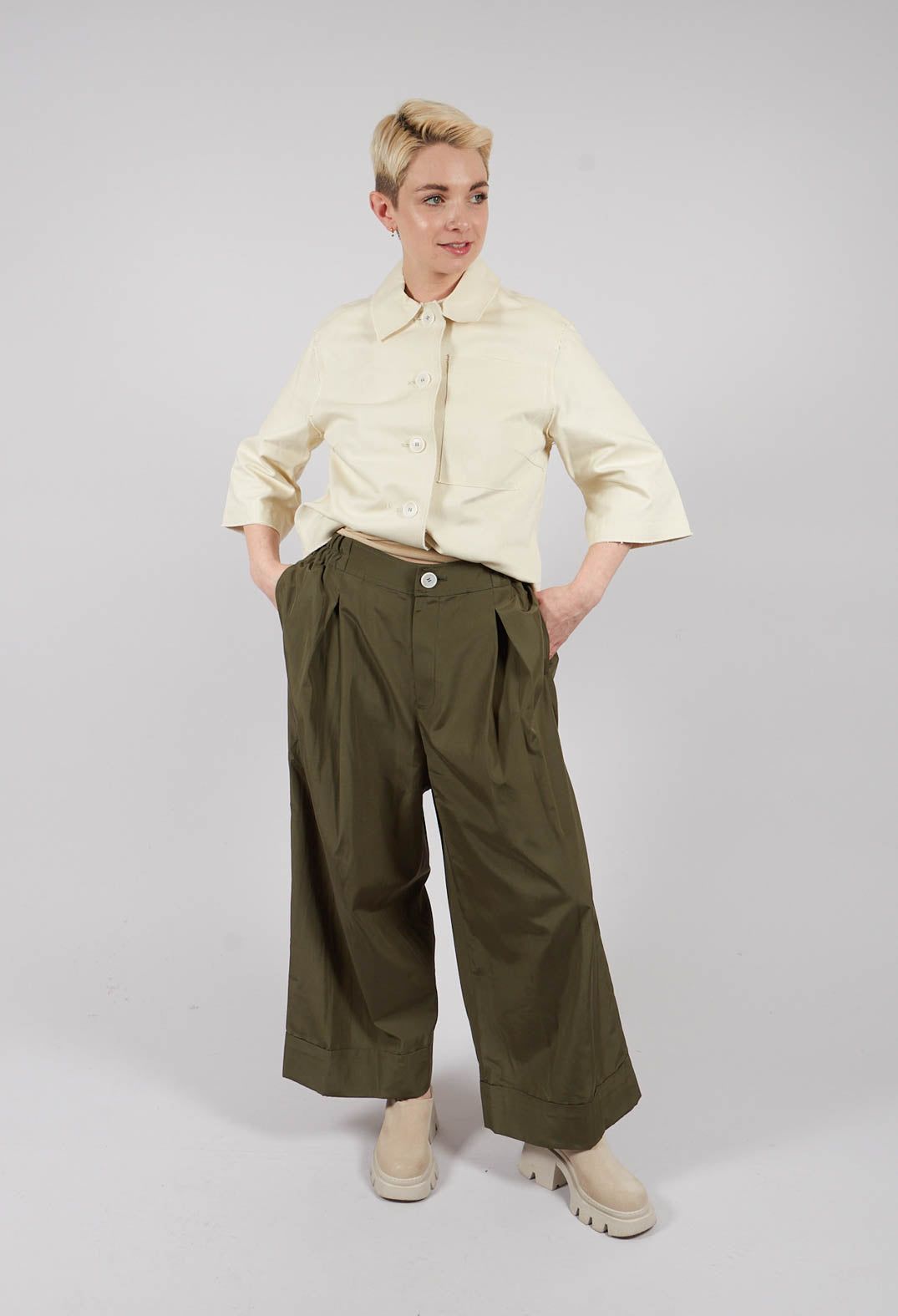 Trousers in Khaki