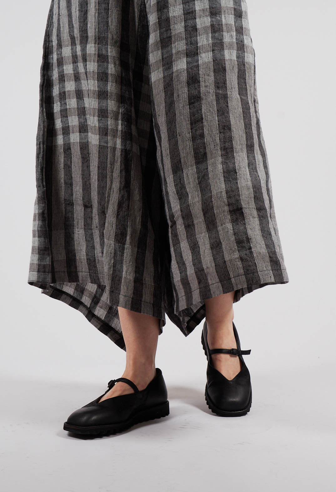 Closed Toe Bar Flat Shoes in Gasoline Nero