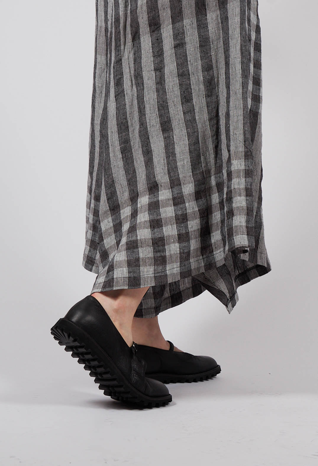 Closed Toe Bar Flat Shoes in Gasoline Nero