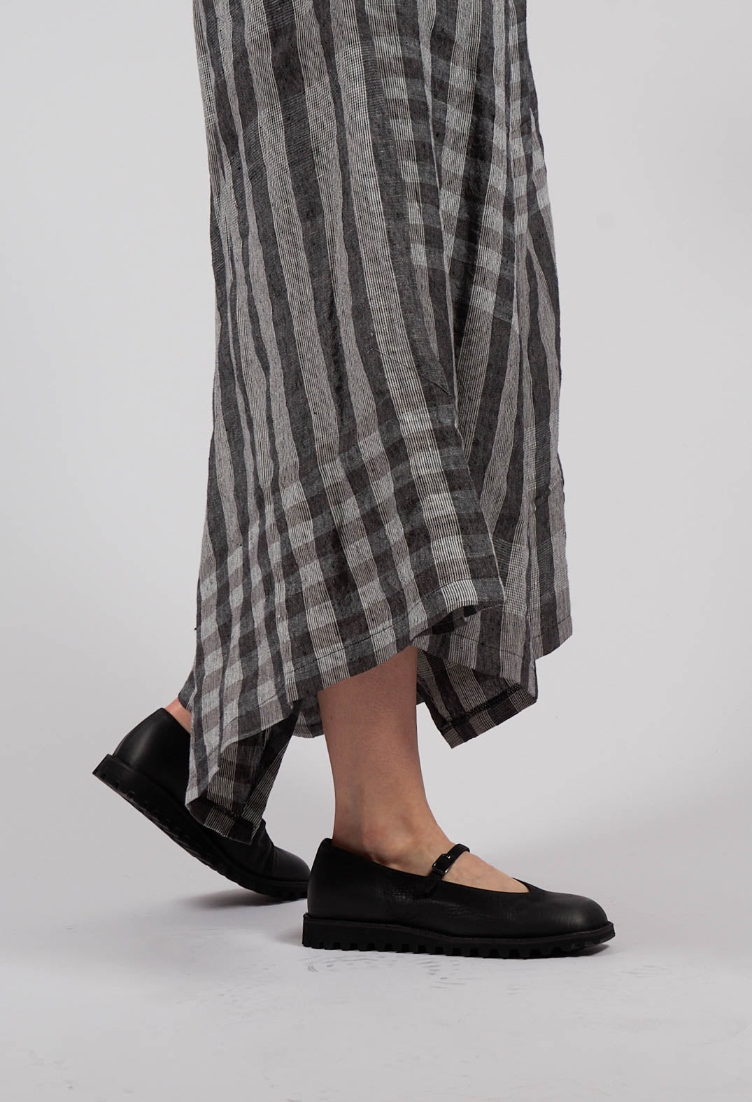 Closed Toe Bar Flat Shoes in Gasoline Nero