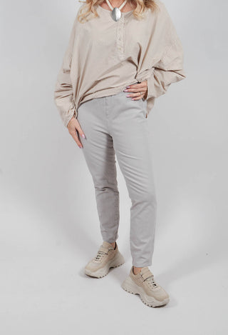 Hesidiot Trousers in Kiesel