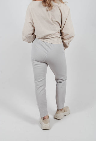 Hesidiot Trousers in Kiesel