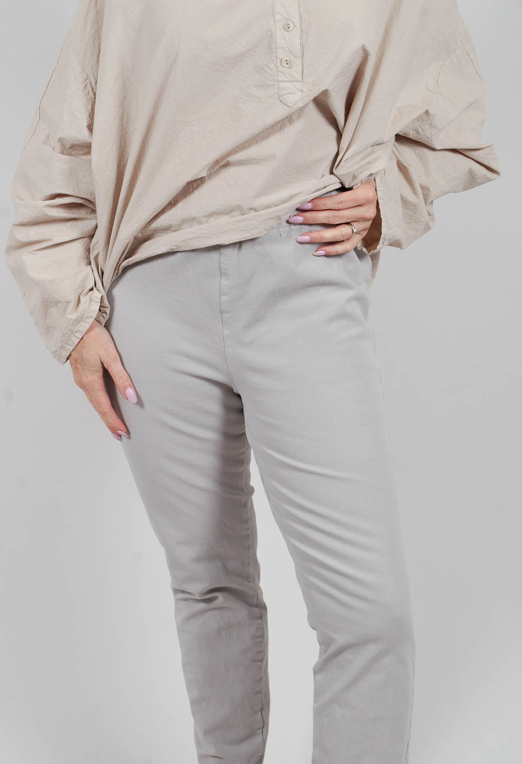 Hesidiot Trousers in Kiesel