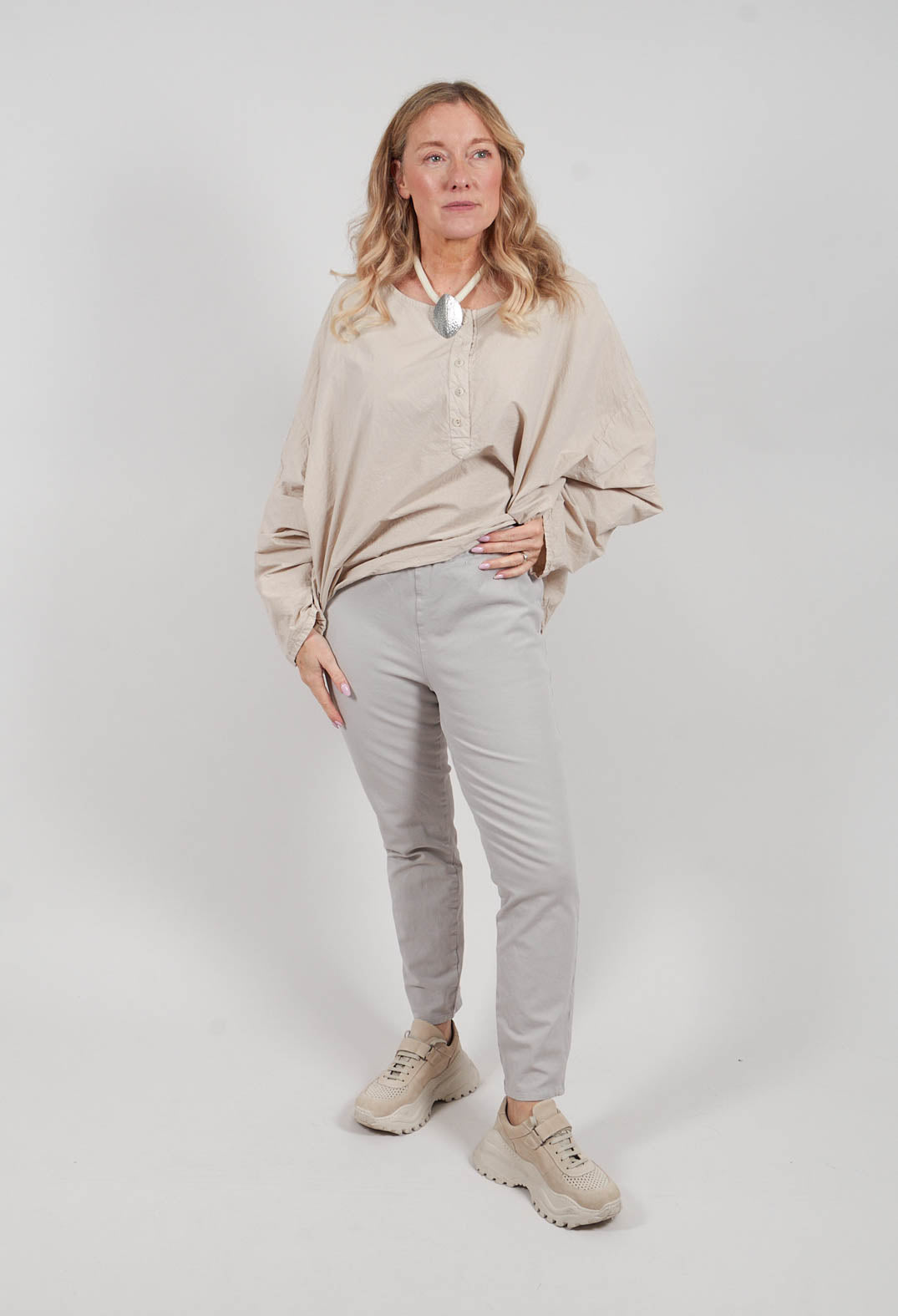 Hesidiot Trousers in Kiesel