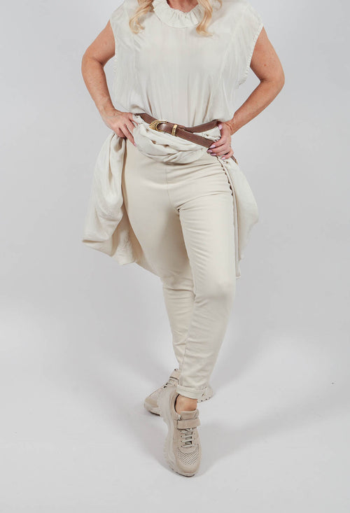 Hesidiot Trousers in Stroh