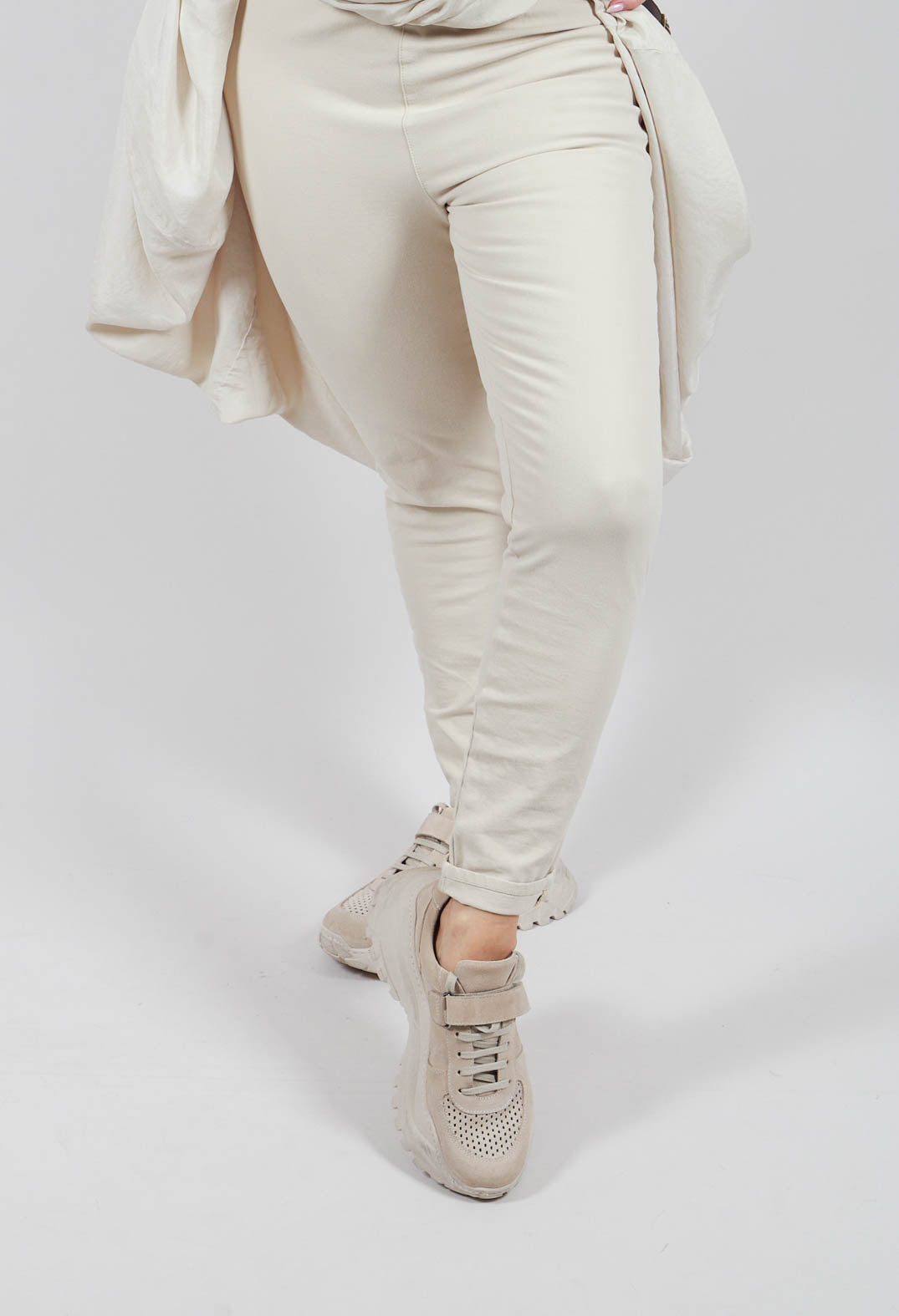 Hesidiot Trousers in Stroh