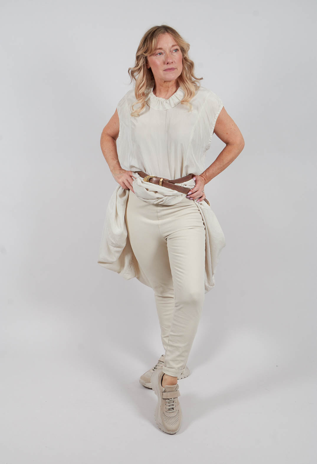 Hesidiot Trousers in Stroh
