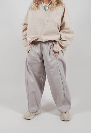 Triehtmant Trousers in Kiesel
