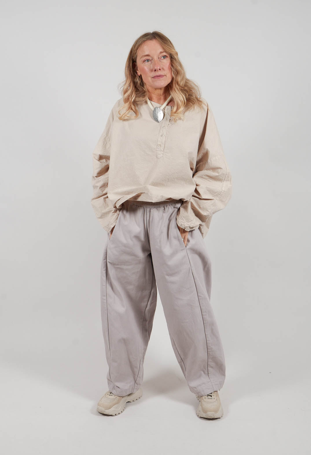 Triehtmant Trousers in Kiesel