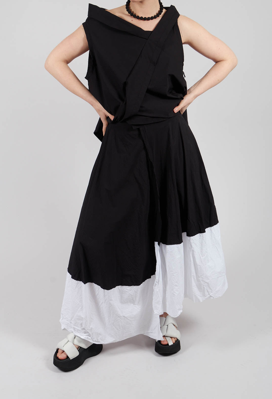 Uvik Skirt in White with Black