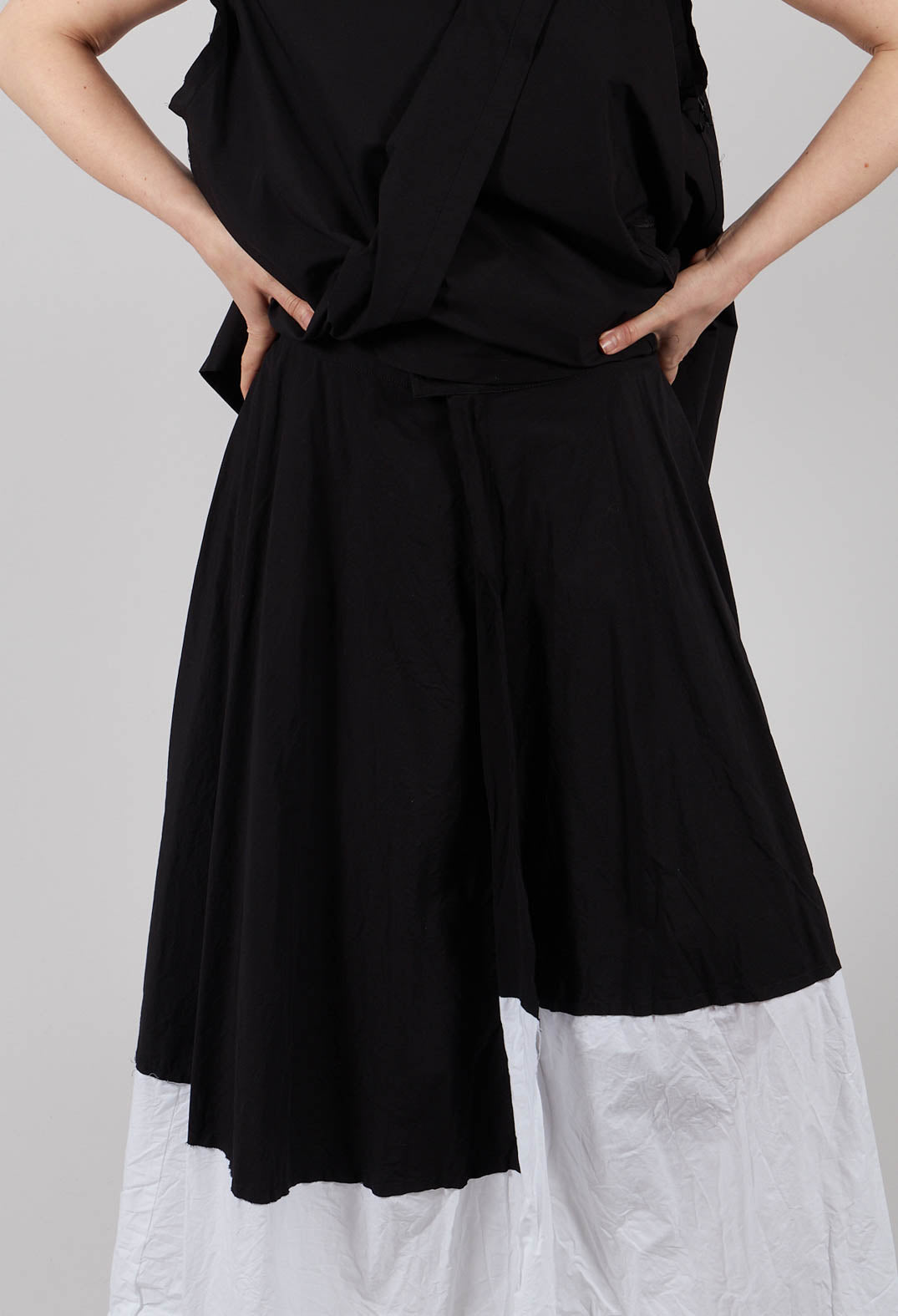 Uvik Skirt in White with Black
