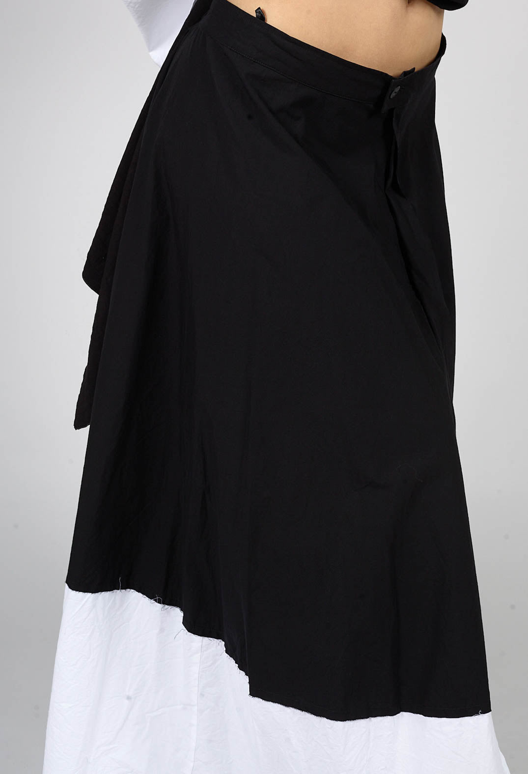Uvik Skirt in White with Black