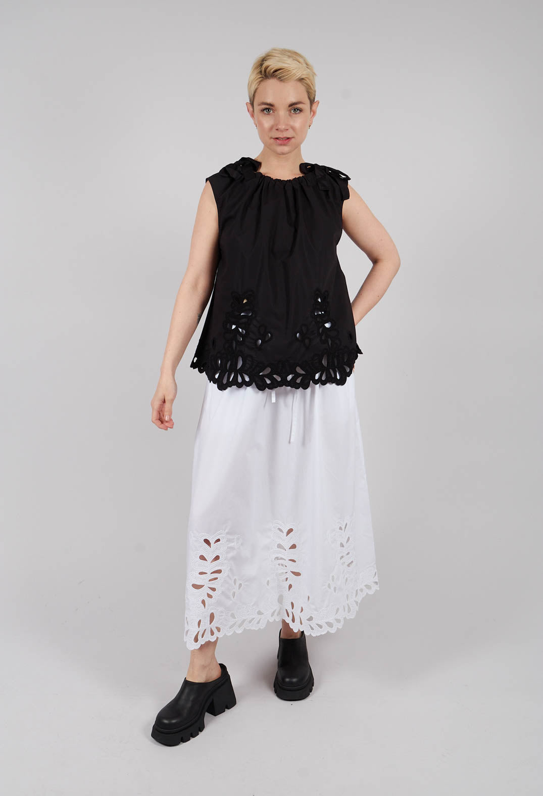 Round Neck Vest Top in Nero