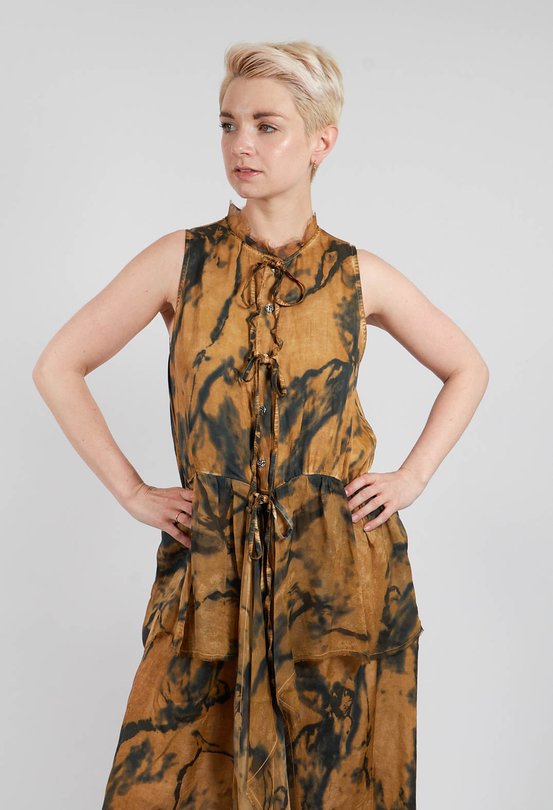 Sleeveless Dress in Marble Print Bronze Honey