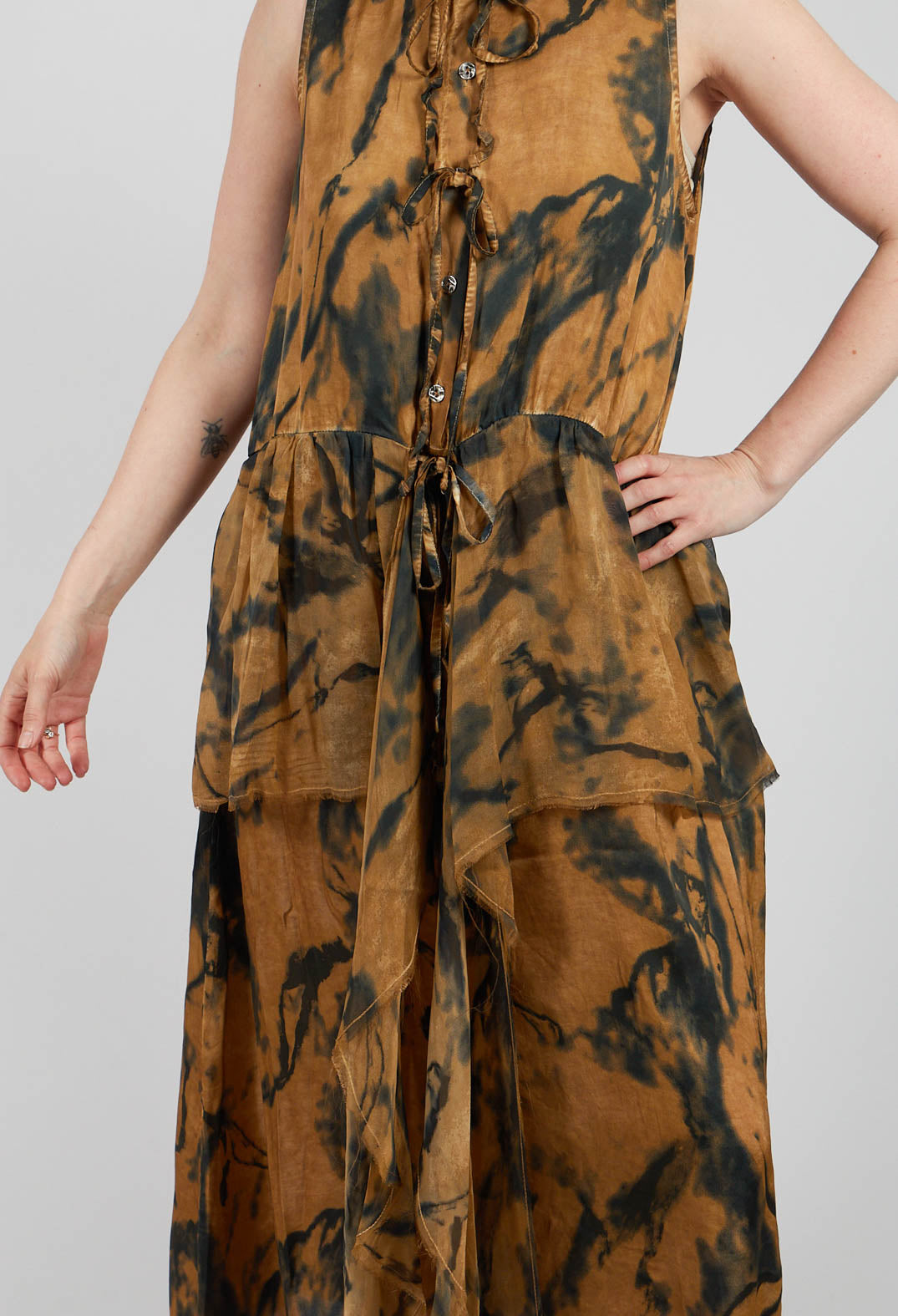Sleeveless Dress in Marble Print Bronze Honey