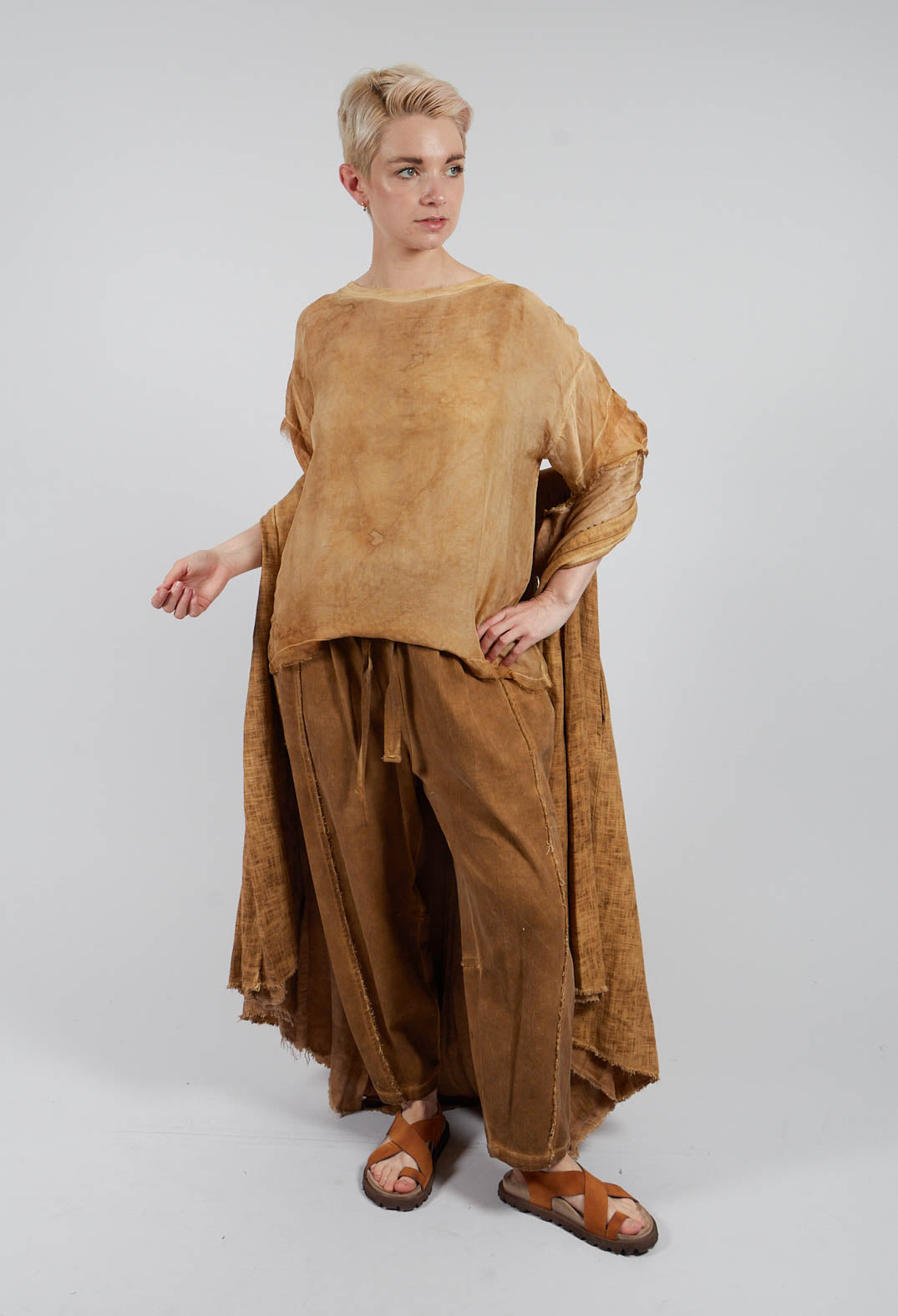 Round Neck Lightweight Top in Bronze Honey