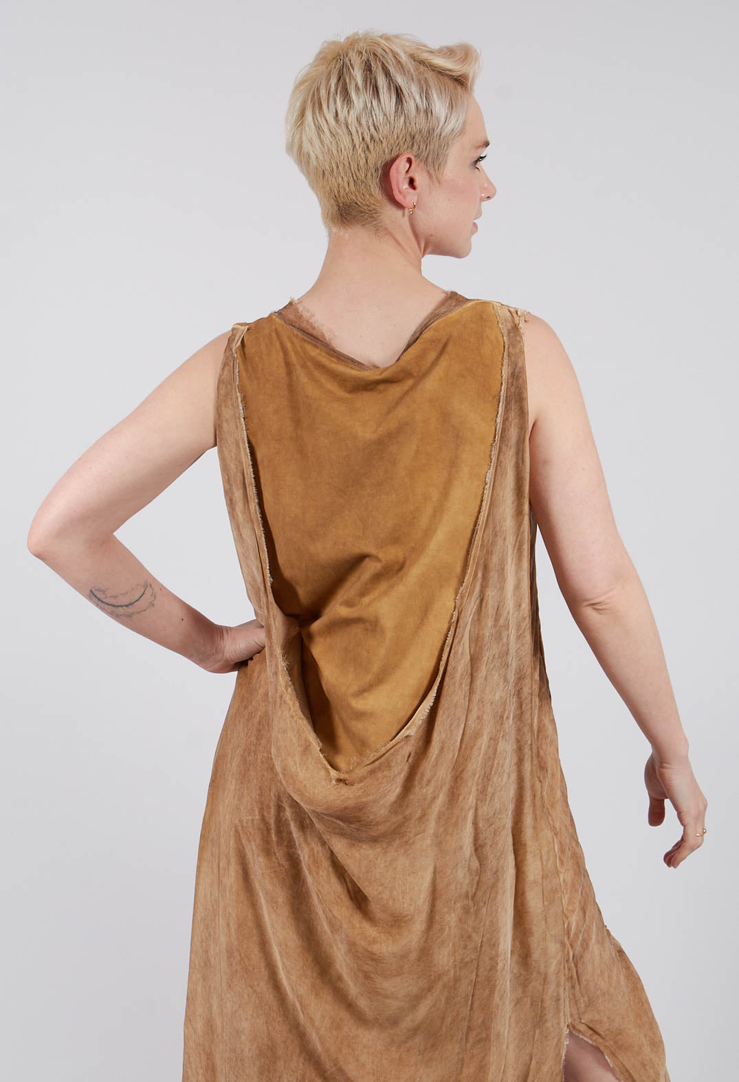 Sleeveless Dress with Ruffle in Bronze Honey