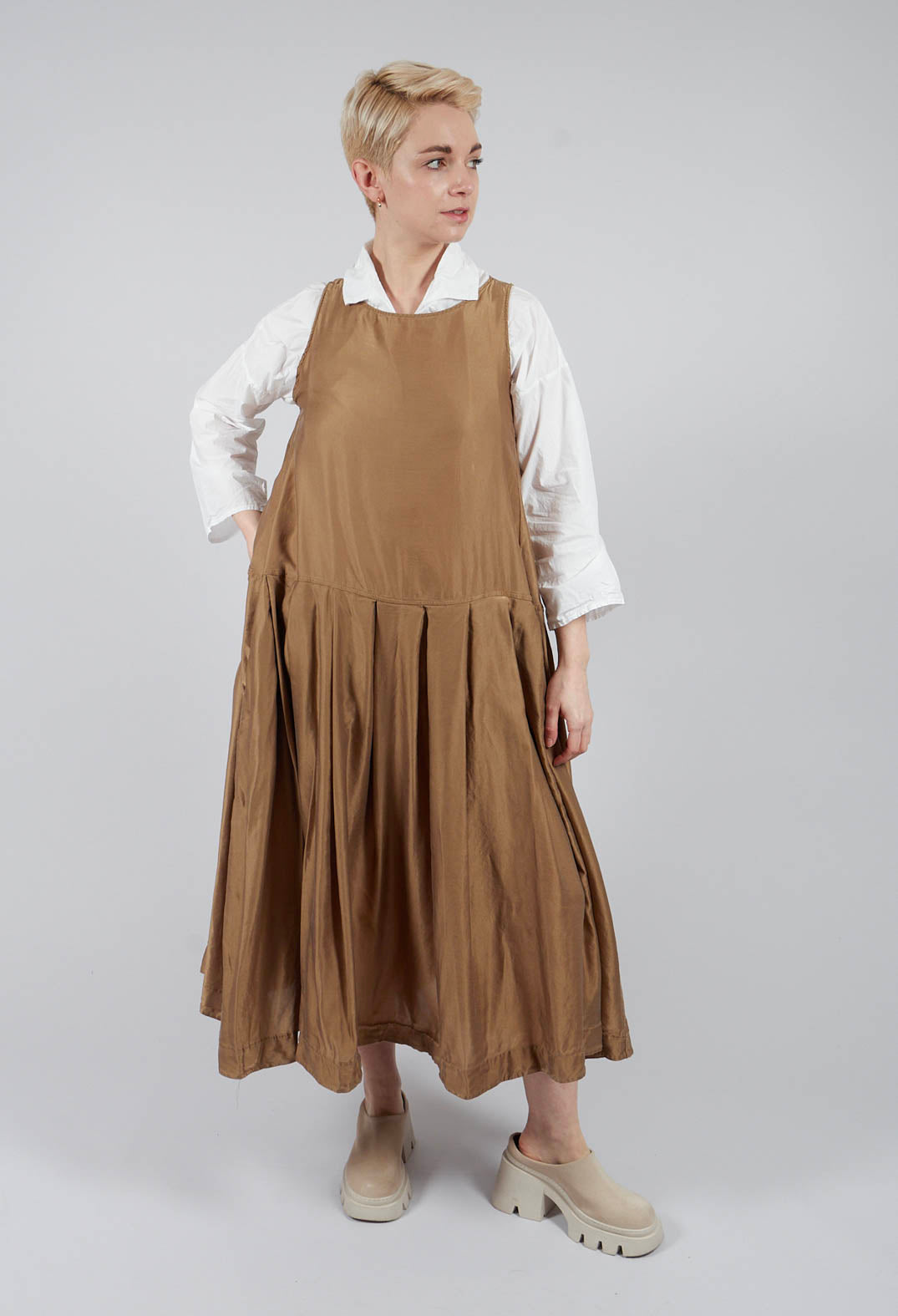 Sleeveless Pleated Dress SC in Gold