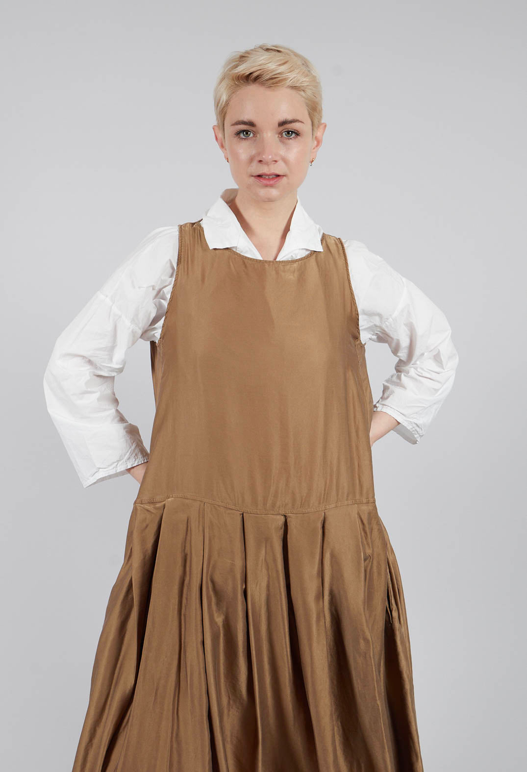 Sleeveless Pleated Dress SC in Gold