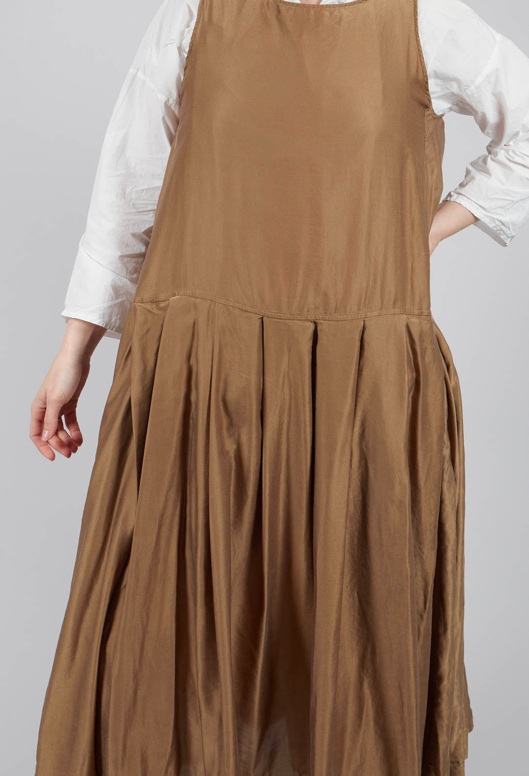 Sleeveless Pleated Dress SC in Gold