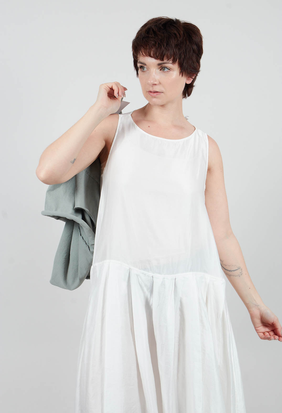 Sleeveless Pleated Dress SC in Milk
