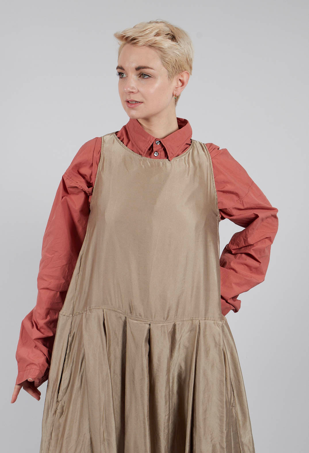Sleeveless Pleated Dress SC in Stone